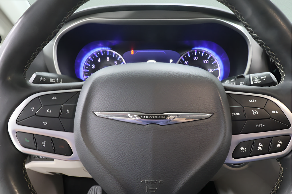 Used 2023 Chrysler Pacifica Touring-L FWD image 13