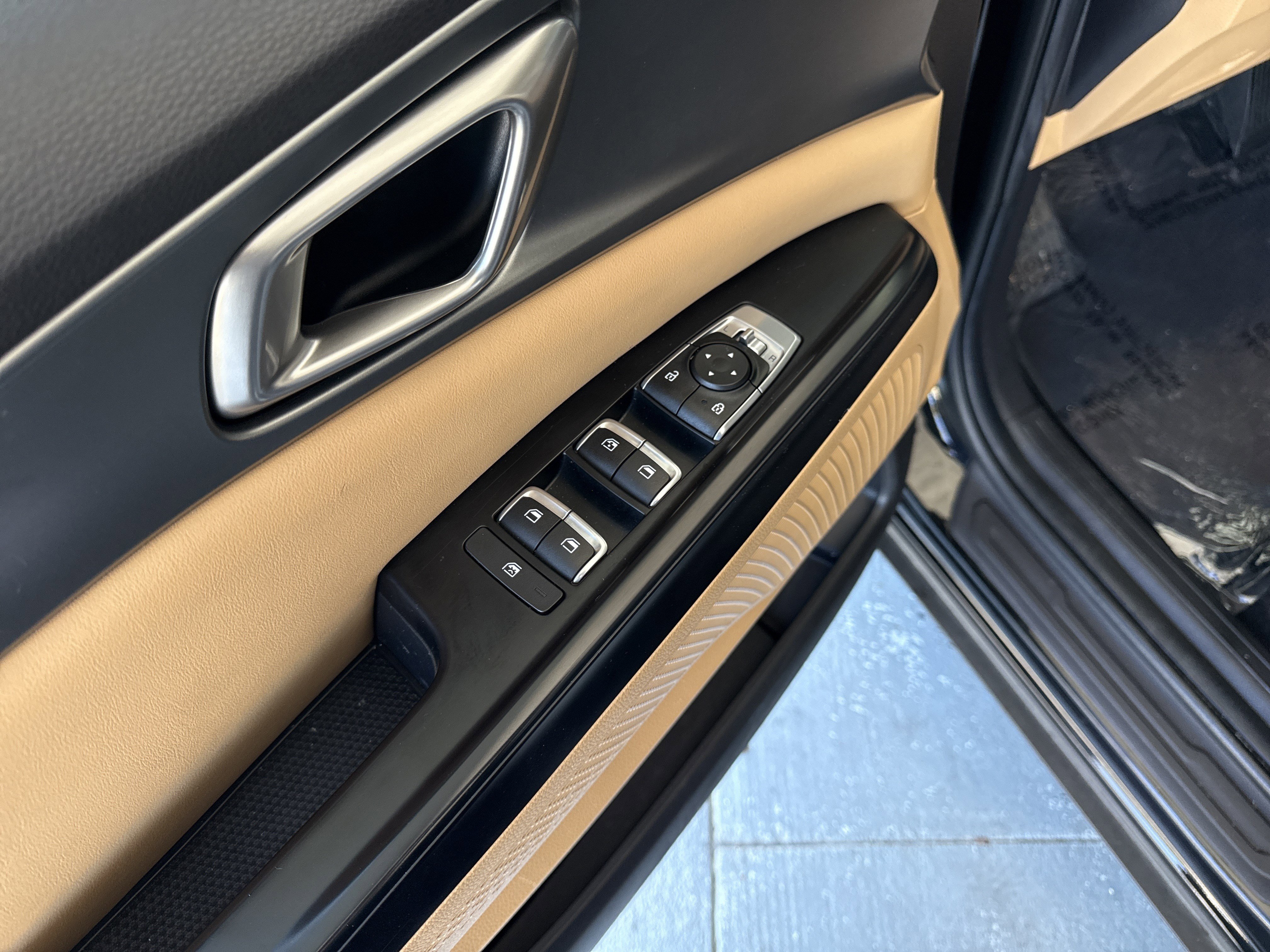 Used 2023 Kia Carnival LX image 14