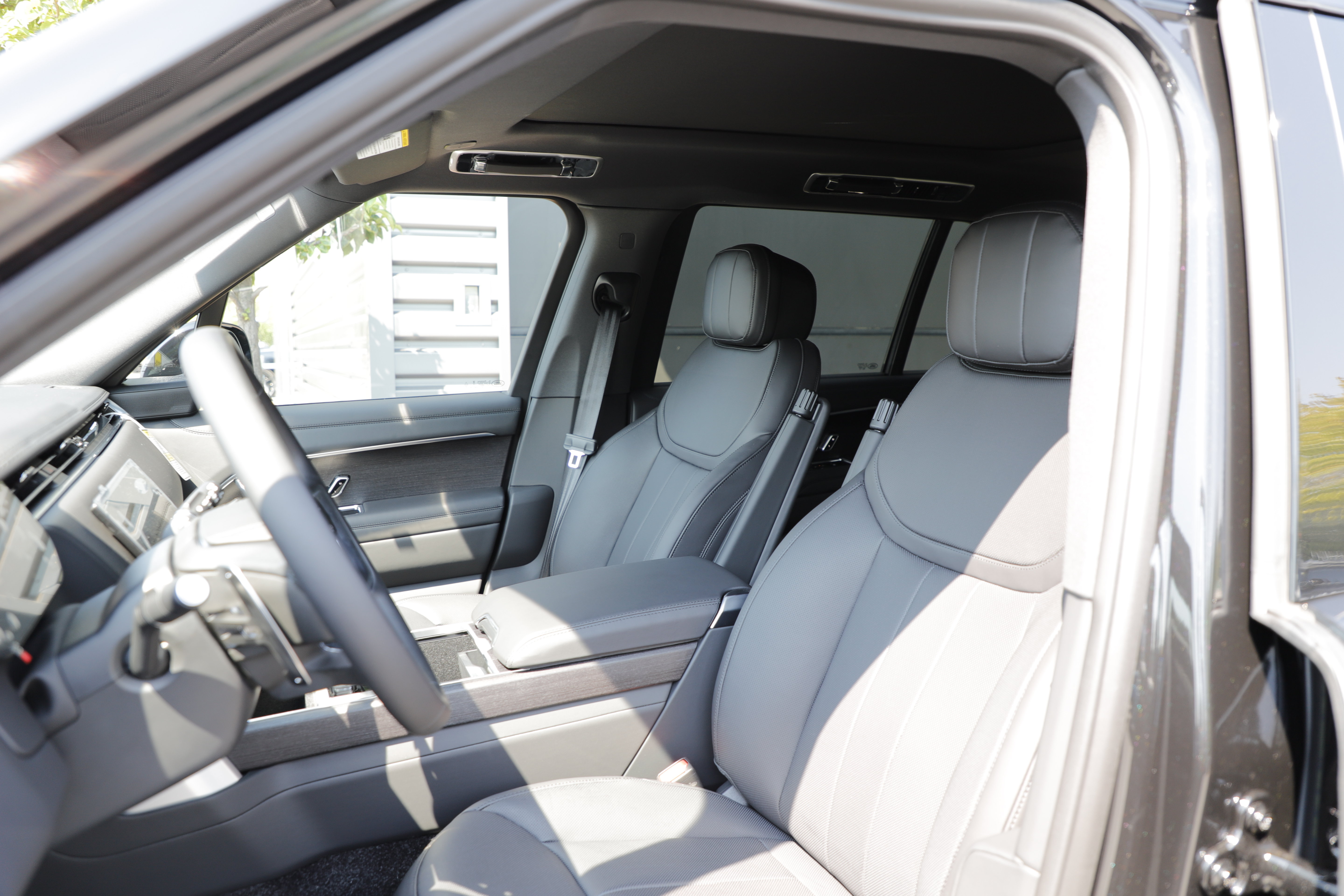 New 2026 Land Rover Range Rover Long Wheelbase SE AWD/4WD image 17