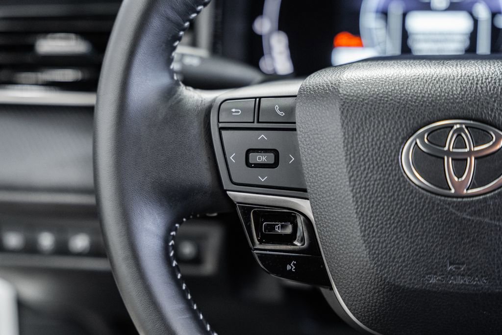 Used 2025 Toyota Camry SE image 27