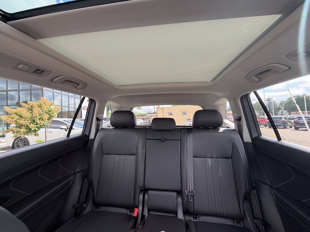 Used 2023 Volkswagen Tiguan SE w/ Panoramic Sunroof Package AWD/4WD image 11