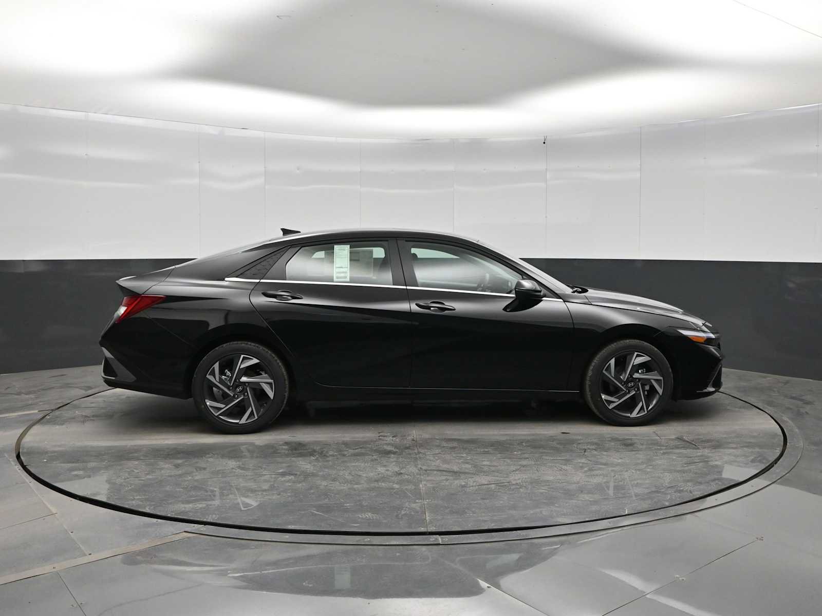 New 2026 Hyundai Elantra Limited FWD image 9