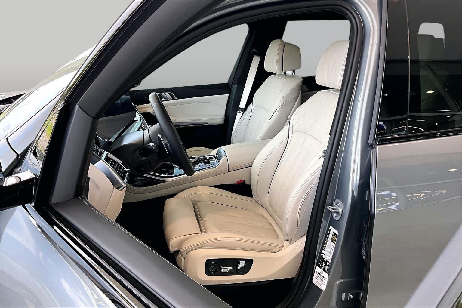 Used 2025 BMW X7 xDrive40i w/ M Sport Package AWD/4WD image 7