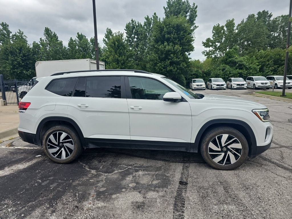 Used 2025 Volkswagen Atlas SE AWD/4WD image 4