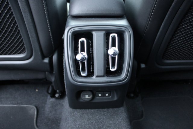 Used 2025 Volvo XC40 B5 Plus image 36