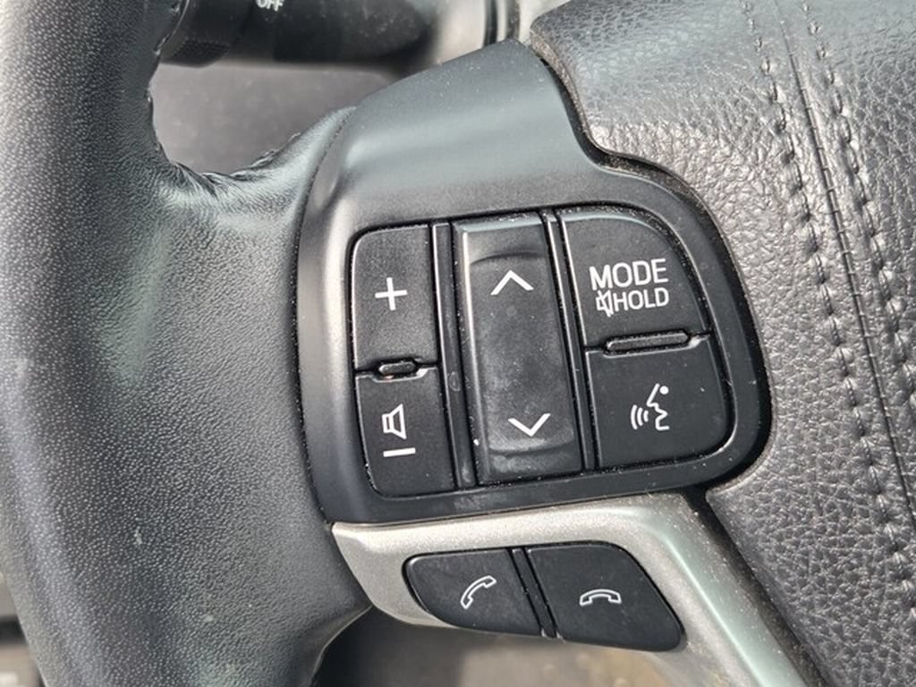 Used 2017 Toyota Highlander XLE FWD image 6