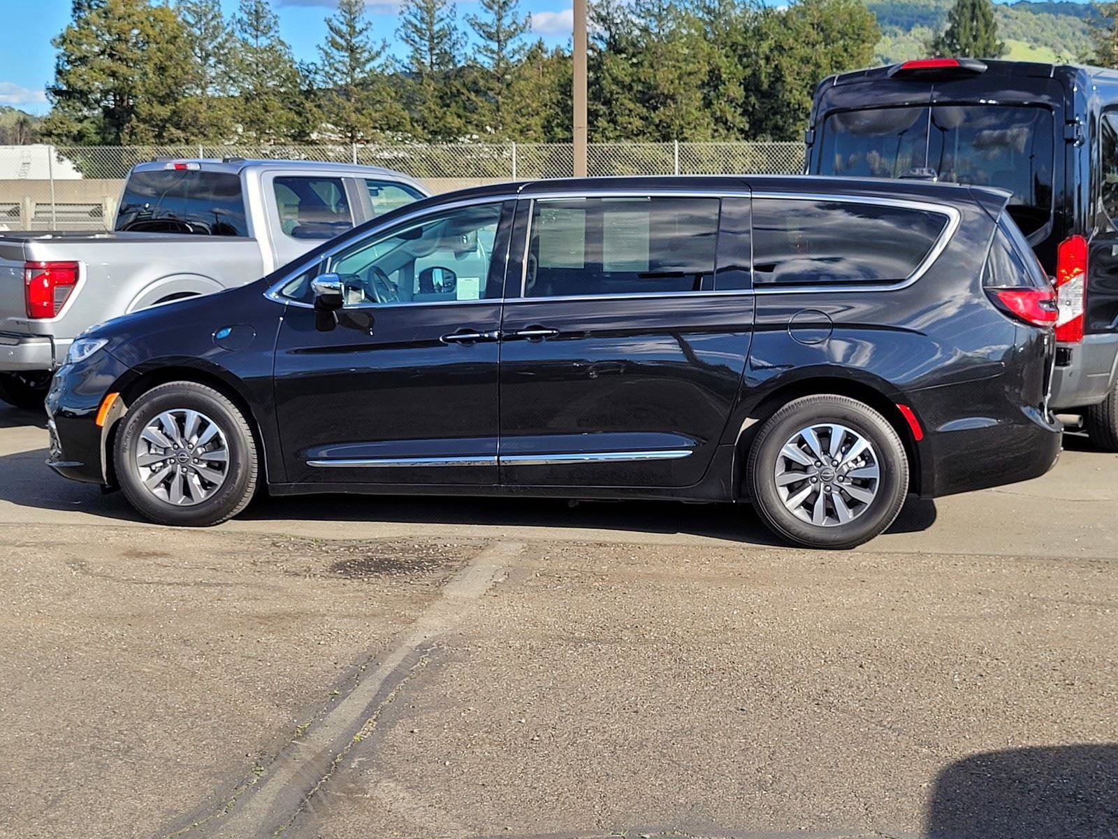 Used 2023 Chrysler Pacifica Limited image 35