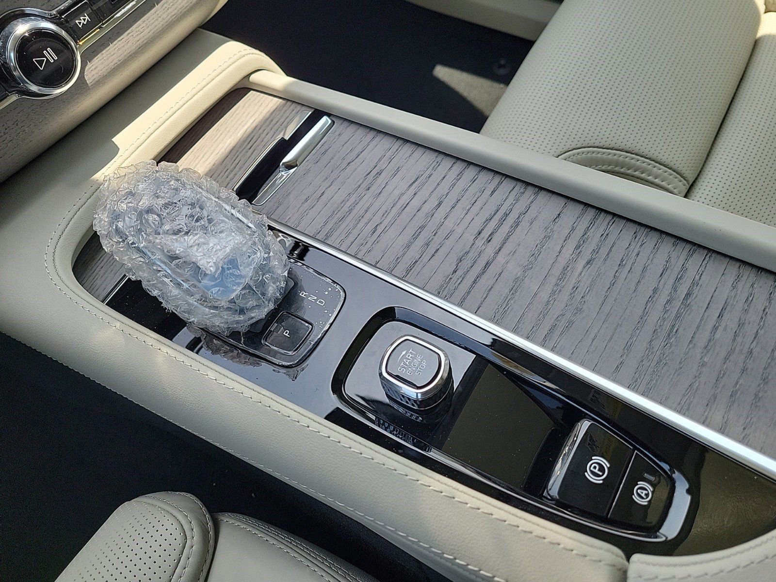 New 2024 Volvo XC90 T8 Ultimate w/ Protection Package Premier image 17