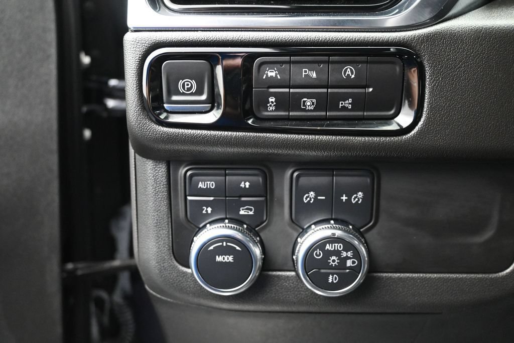 Used 2025 GMC Yukon XL Denali AWD/4WD image 18