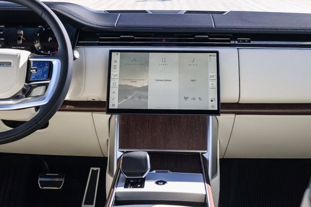New 2025 Land Rover Range Rover Long Wheelbase SE image 15