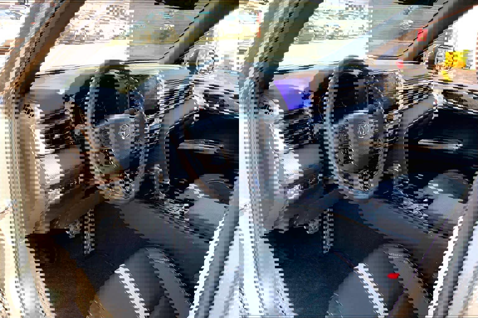 Used 2025 Toyota Camry SE w/ Convenience Package image 17