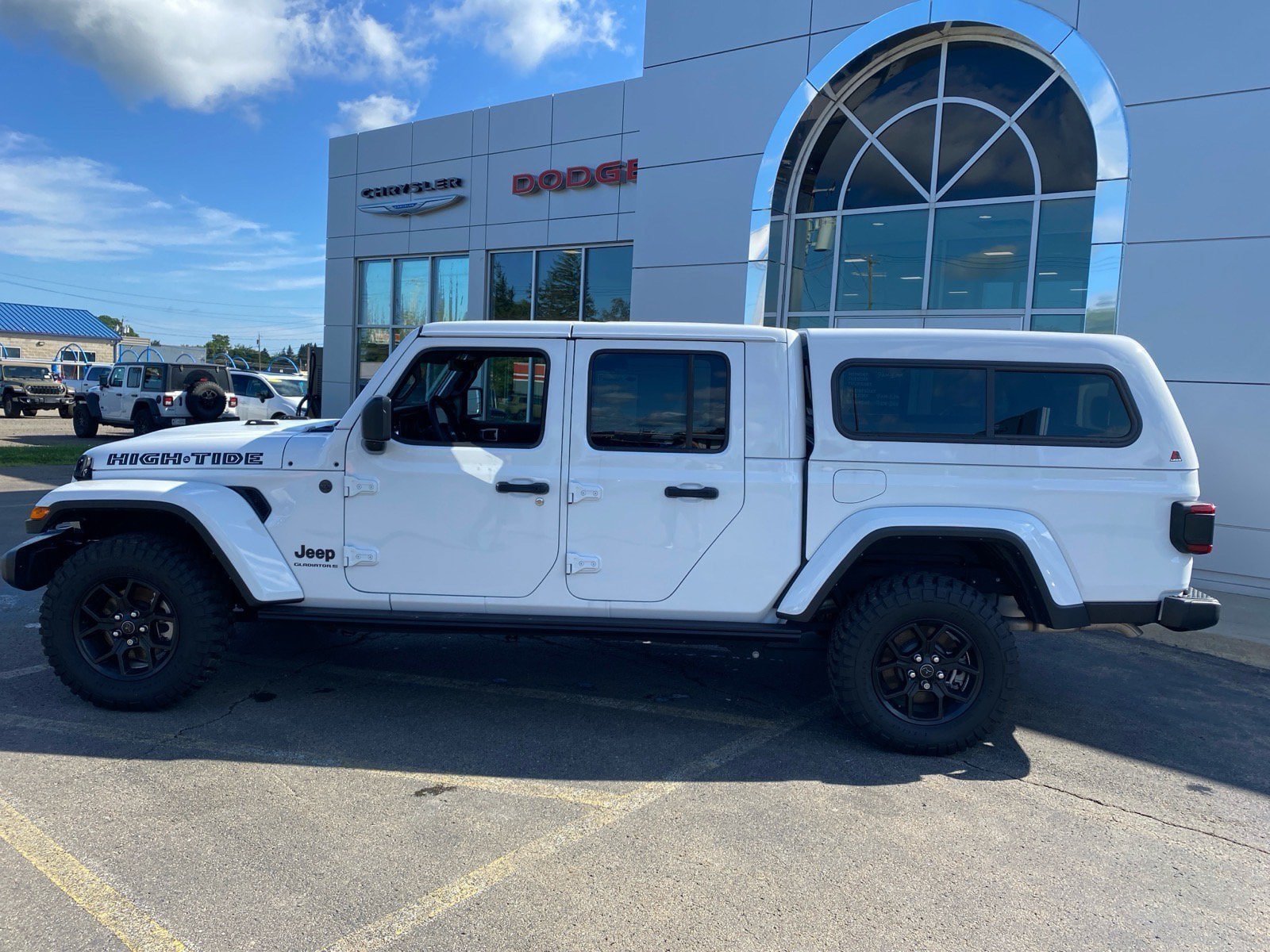 Used 2025 Jeep Gladiator Sport AWD/4WD image 2