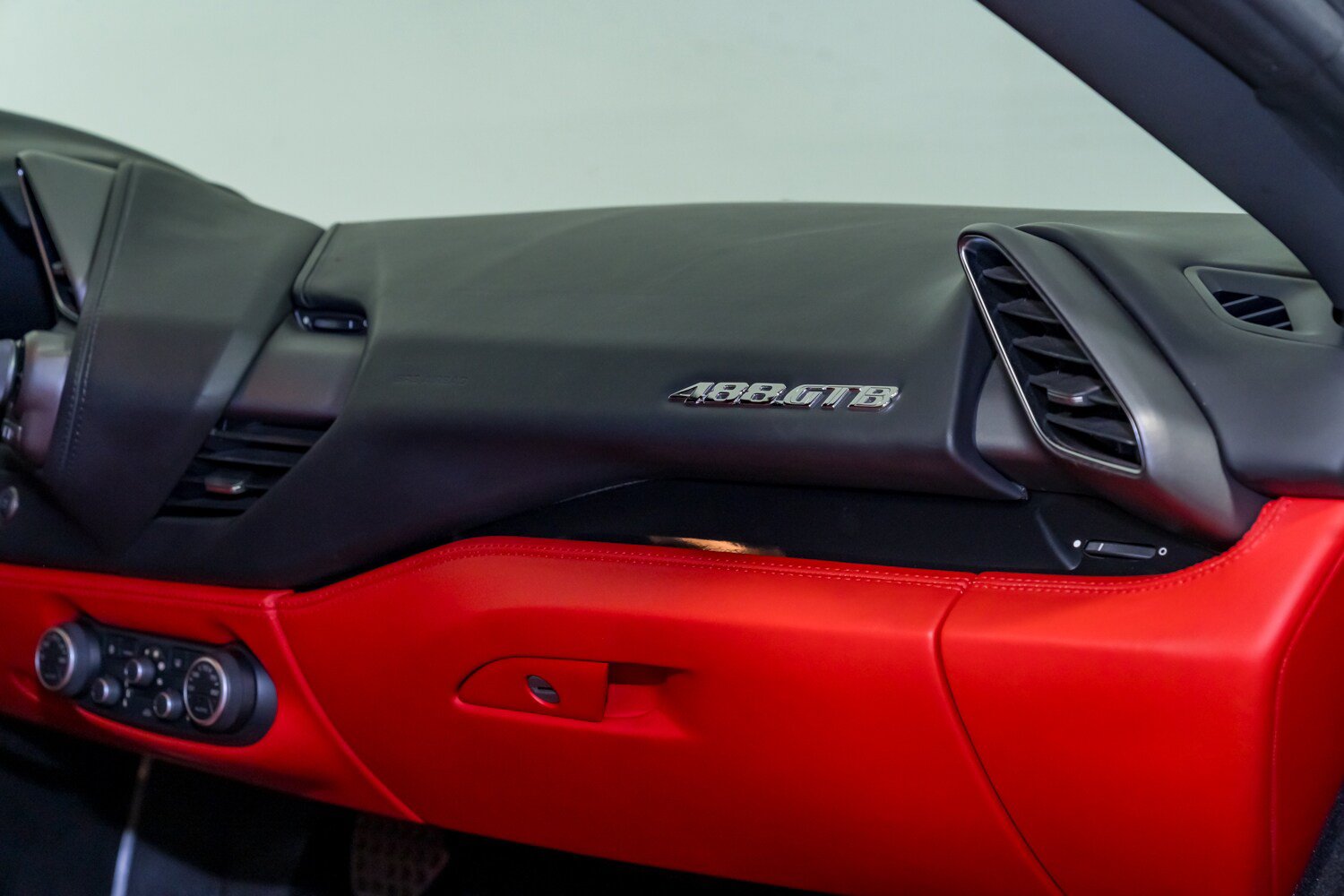Used 2017 Ferrari 488 GTB RWD image 29