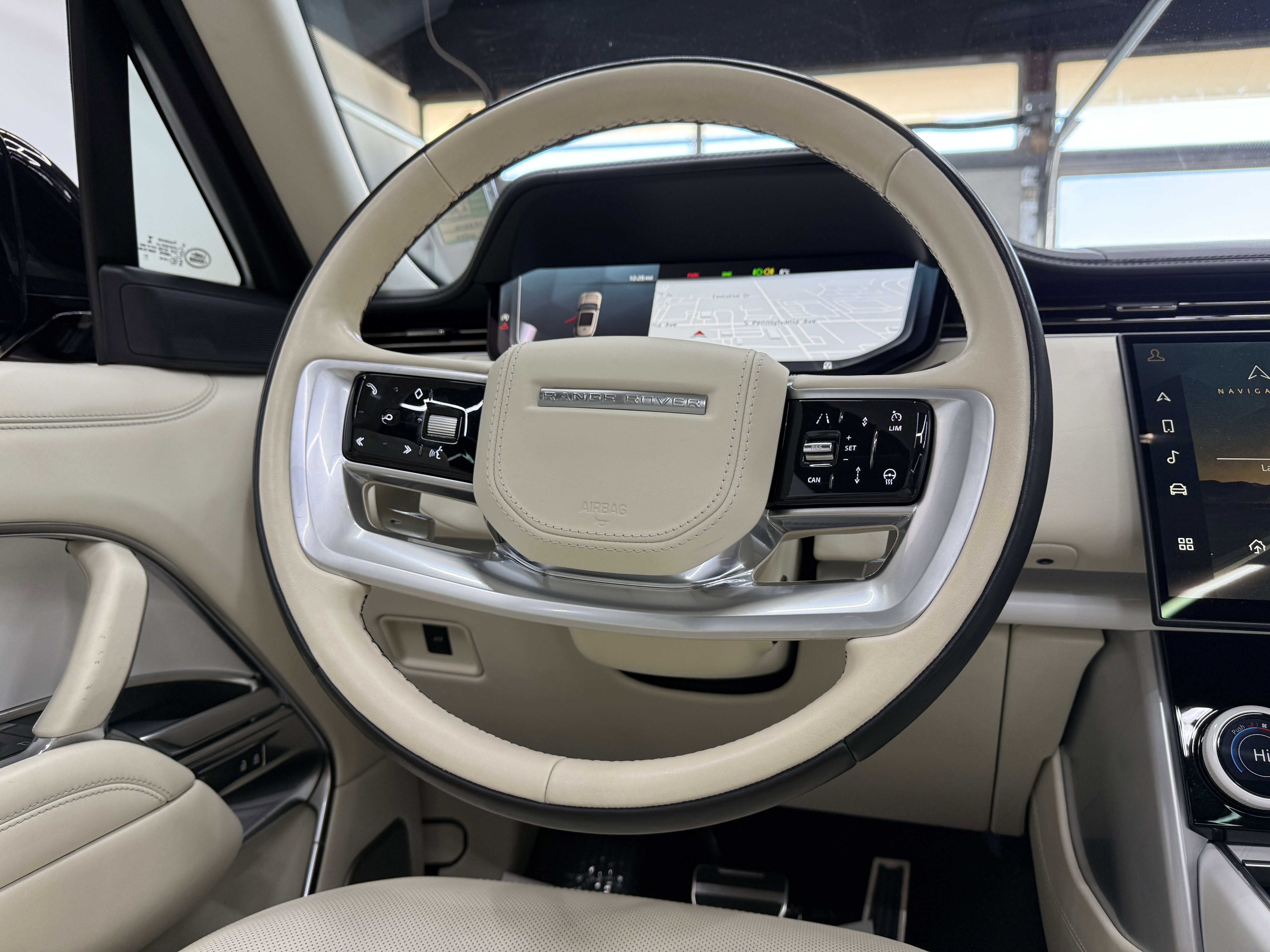 Used 2023 Land Rover Range Rover SV image 17