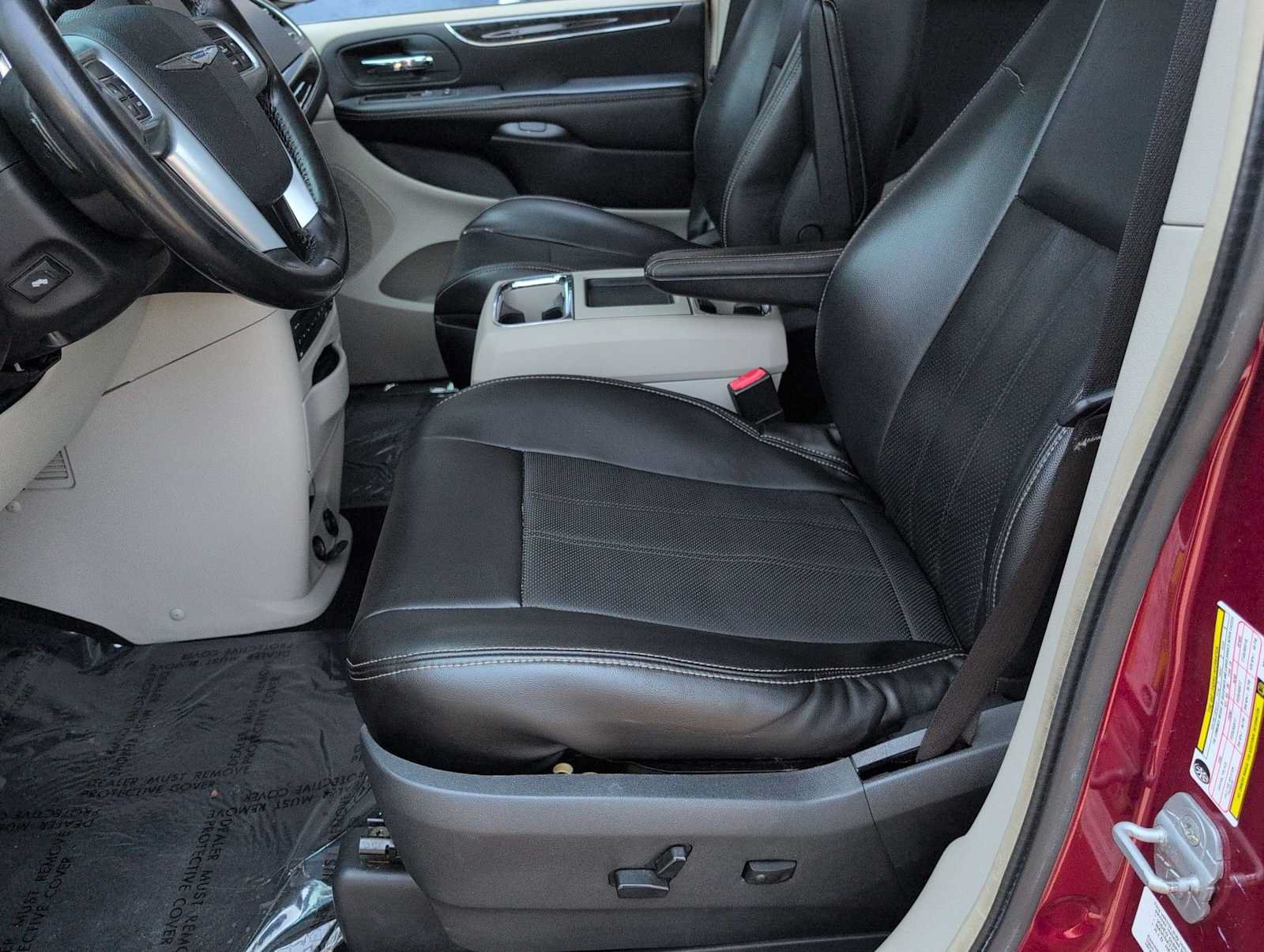 Used 2011 Chrysler Town & Country Touring-L w/ Entertainment Group #2 FWD image 16