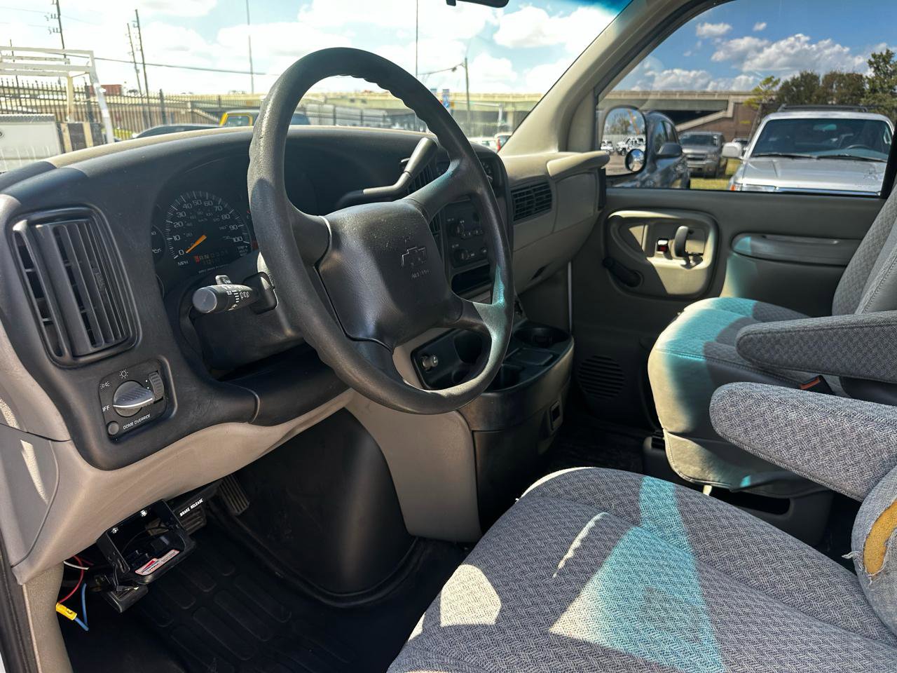 Used 2001 Chevrolet Express 1500 image 11