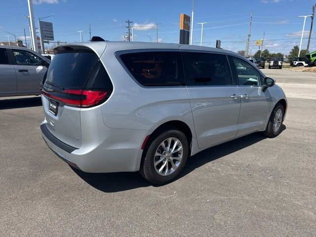 Used 2023 Chrysler Pacifica Touring-L image 4