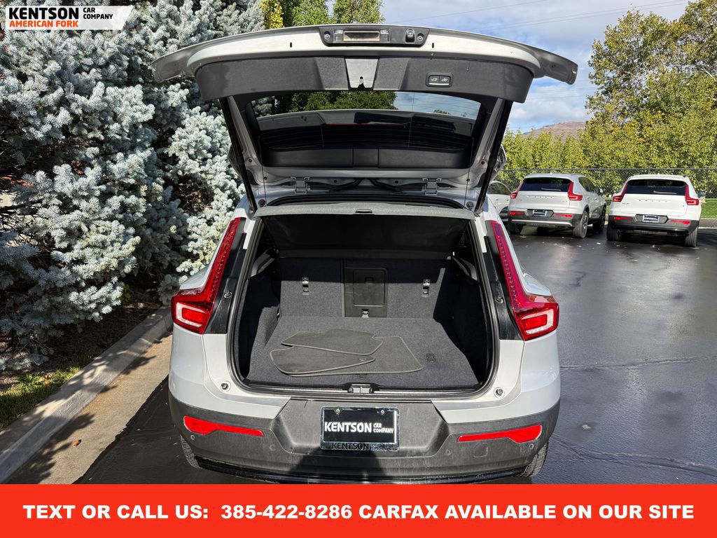 Used 2025 Volvo XC40 B5 Plus image 32