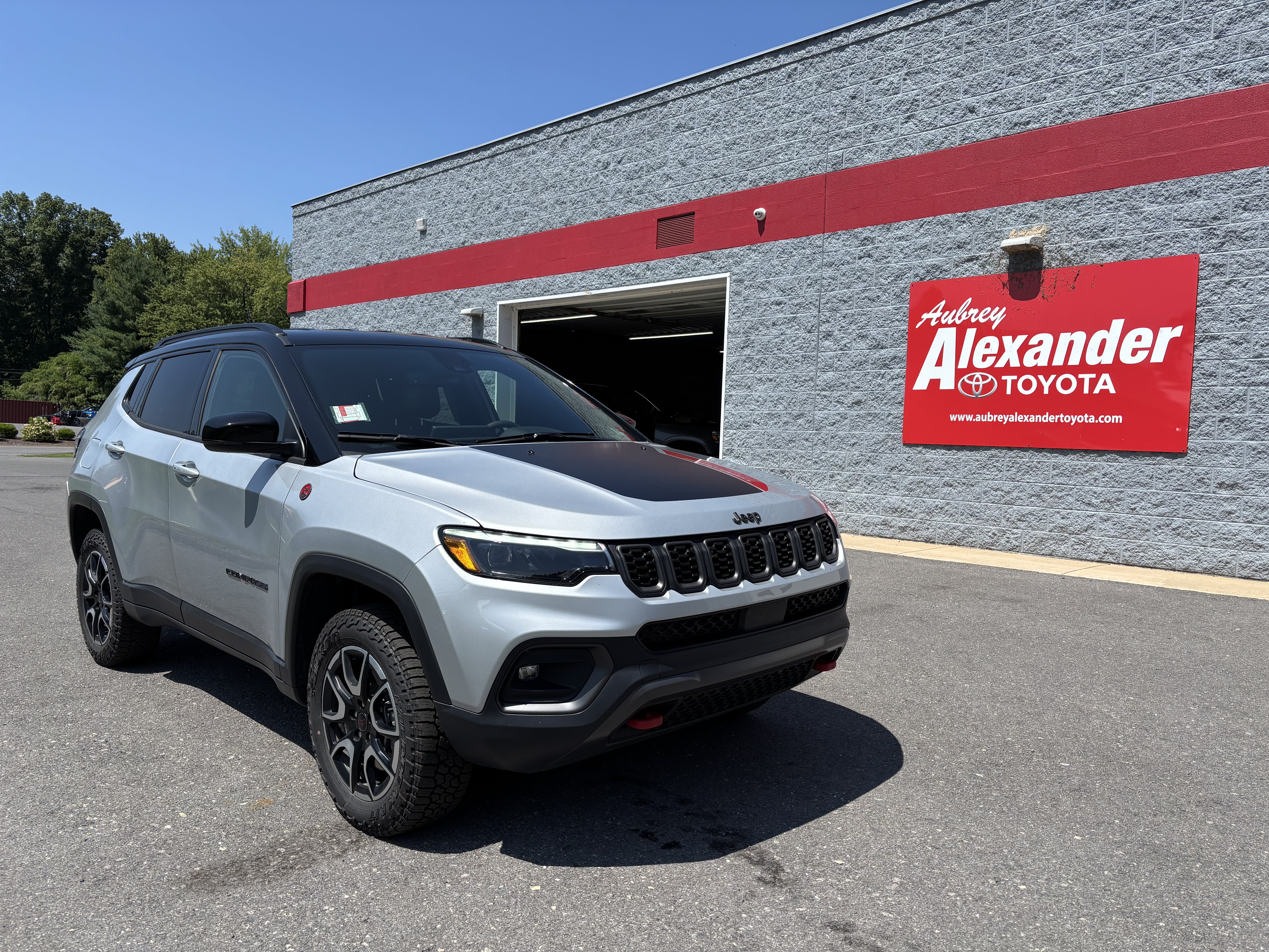 Used 2025 Jeep Compass Trailhawk w/ Trailhawk Elite Group AWD/4WD image 1