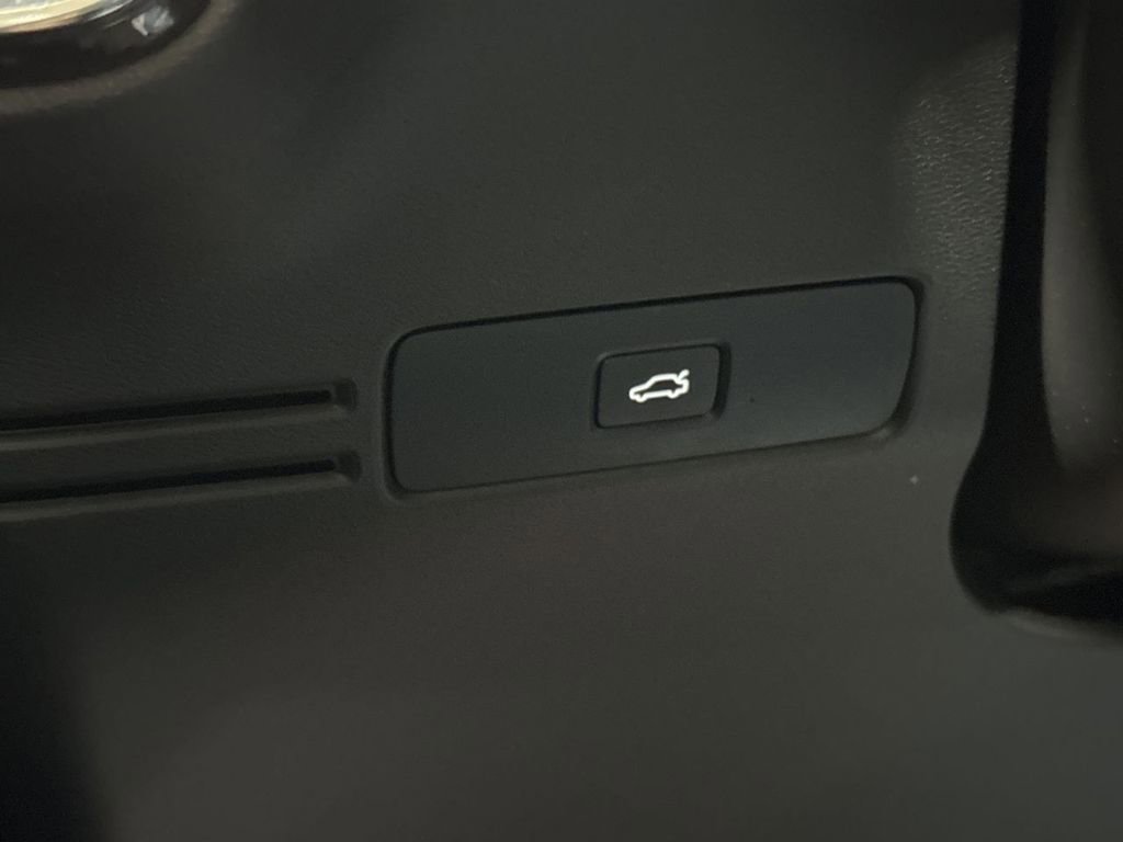 Used 2024 Volvo XC40 B5 Plus image 17