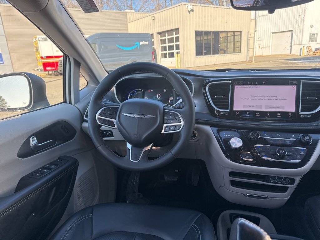 Used 2023 Chrysler Pacifica Touring-L image 9