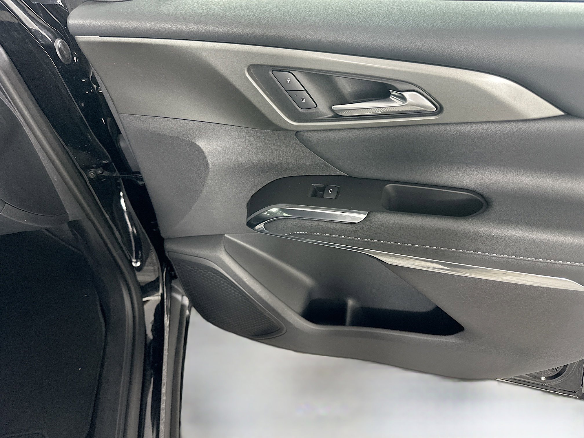 Used 2025 Chevrolet Traverse LT image 34