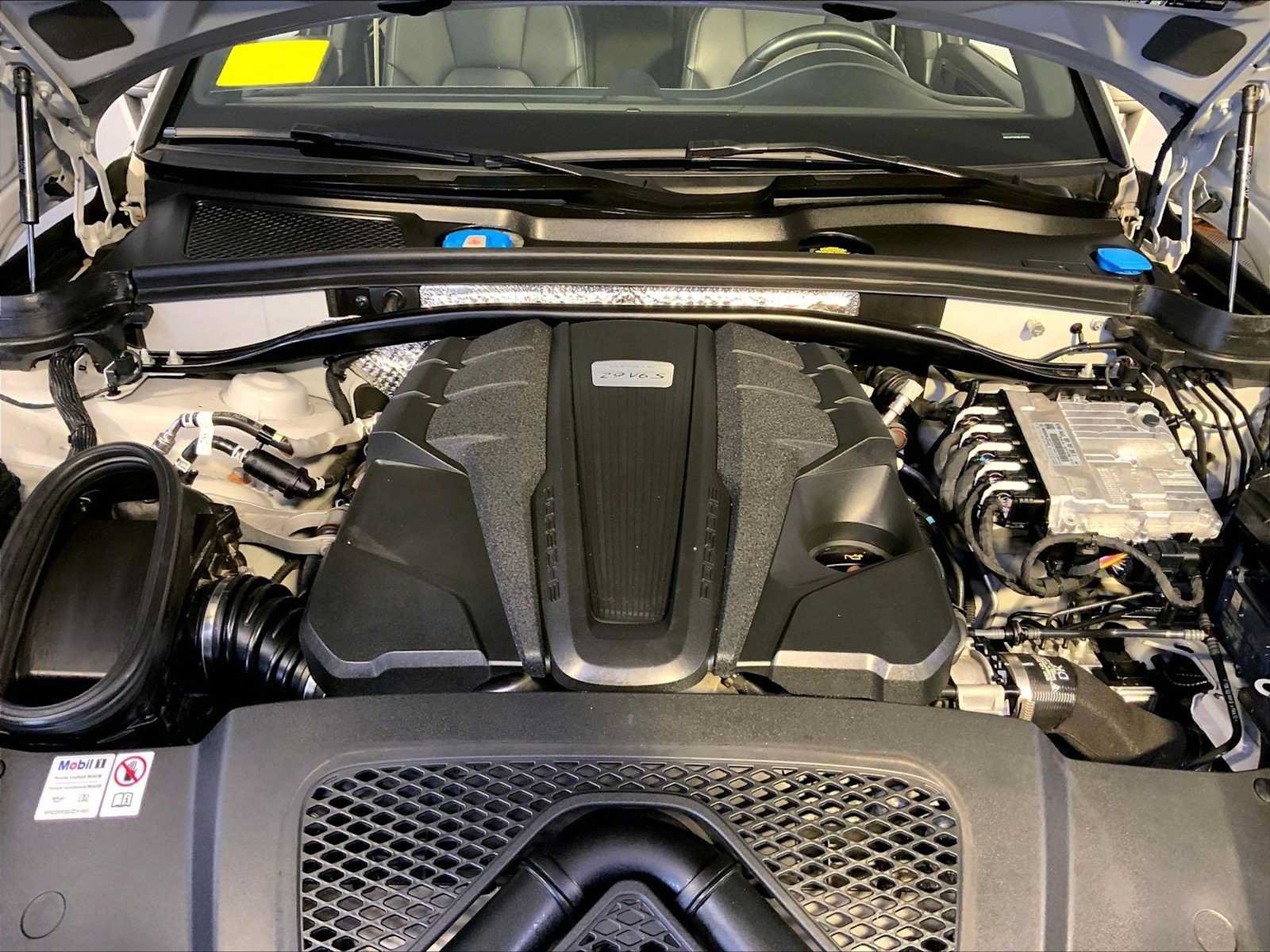 Certified 2024 Porsche Macan S AWD/4WD image 32
