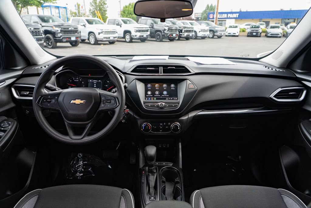 Used 2021 Chevrolet TrailBlazer LS w/ LPO, Blackout Package FWD image 9