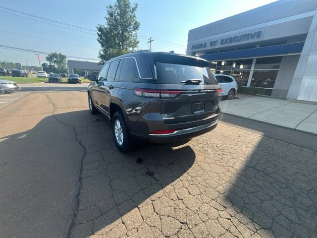 Used 2023 Jeep Grand Cherokee Laredo AWD/4WD image 9