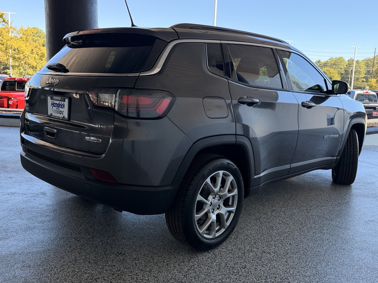 Used 2022 Jeep Compass Latitude w/ Sun and Sound Group AWD/4WD image 12