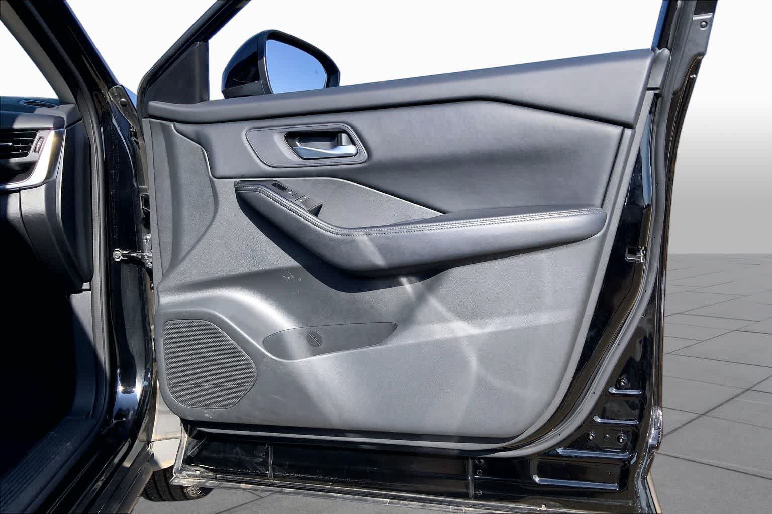 Used 2025 Nissan Rogue SV FWD image 23