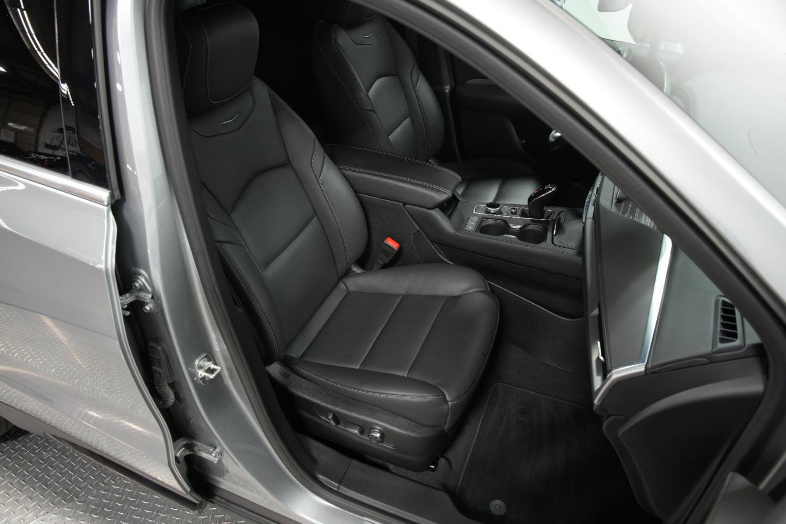 Used 2025 Cadillac XT4 Premium Luxury image 18
