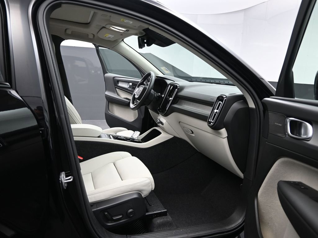 Used 2025 Volvo XC40 B5 Ultra image 19