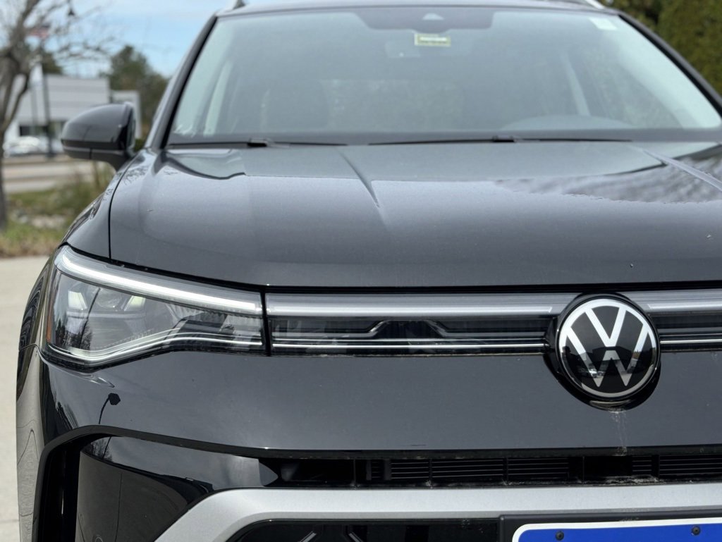 New 2025 Volkswagen Taos SEL image 3