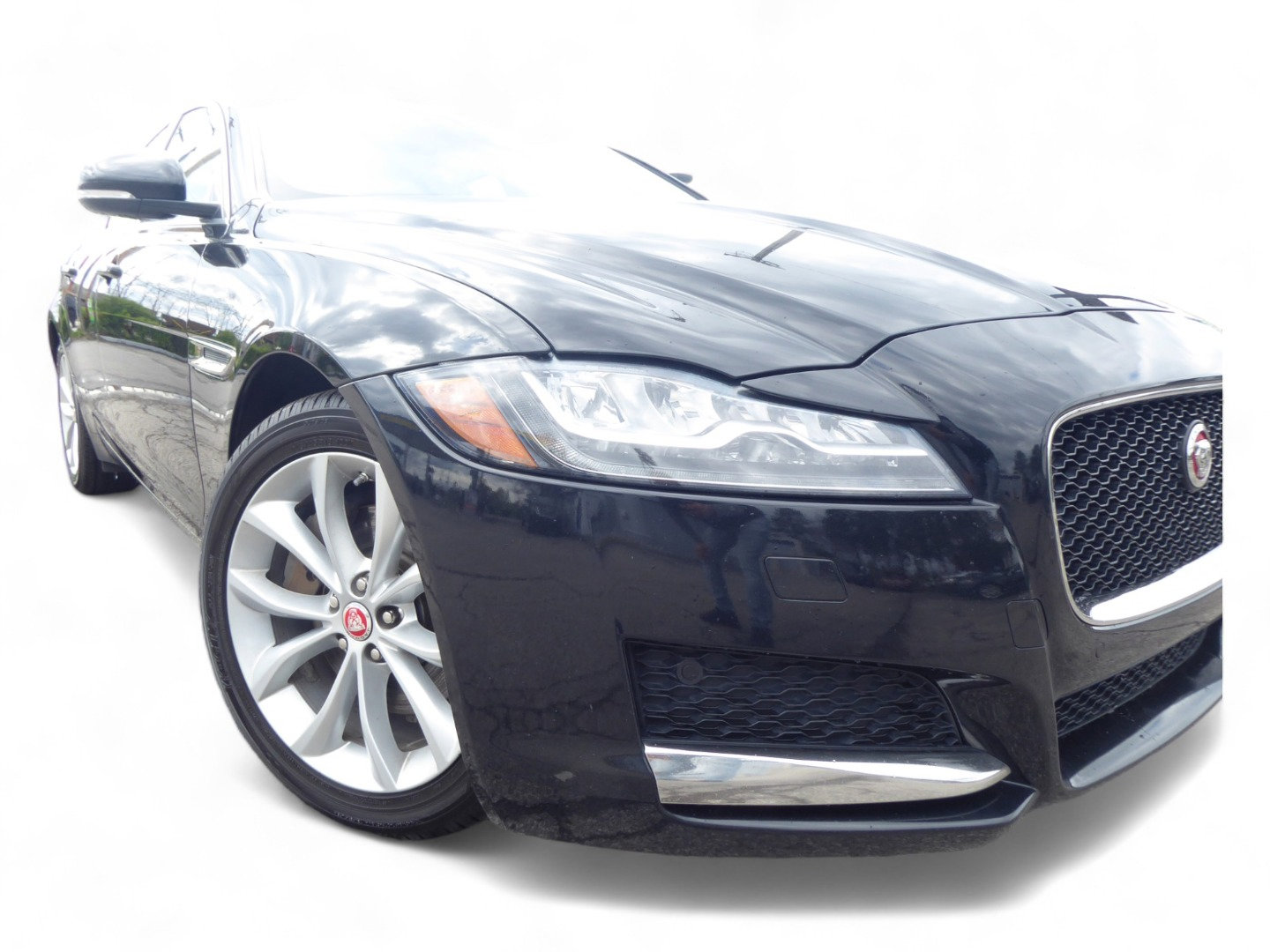 Used 2018 Jaguar XF Premium image 1