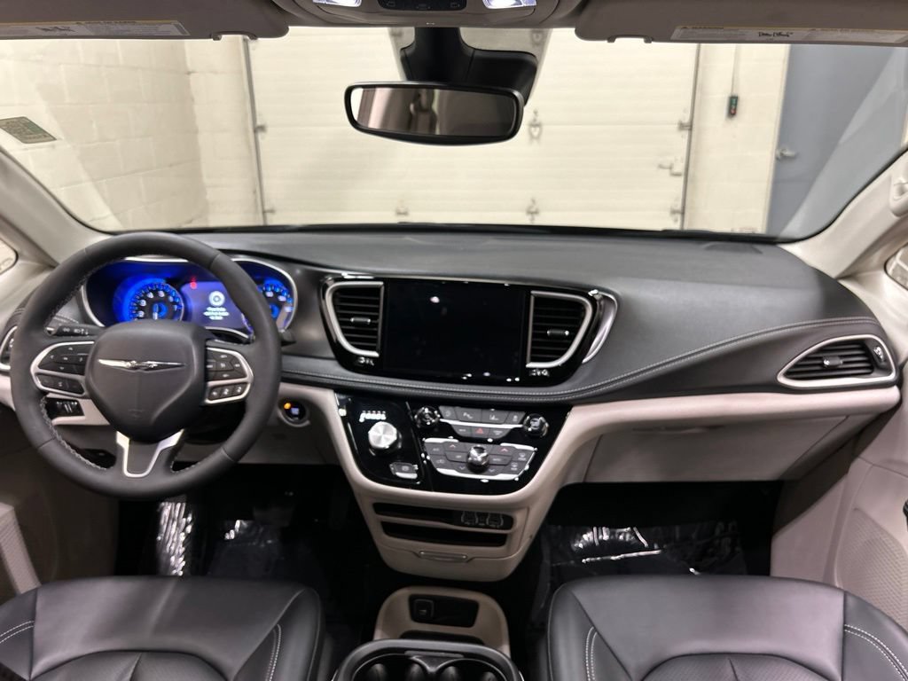 Used 2024 Chrysler Pacifica Touring-L FWD image 18