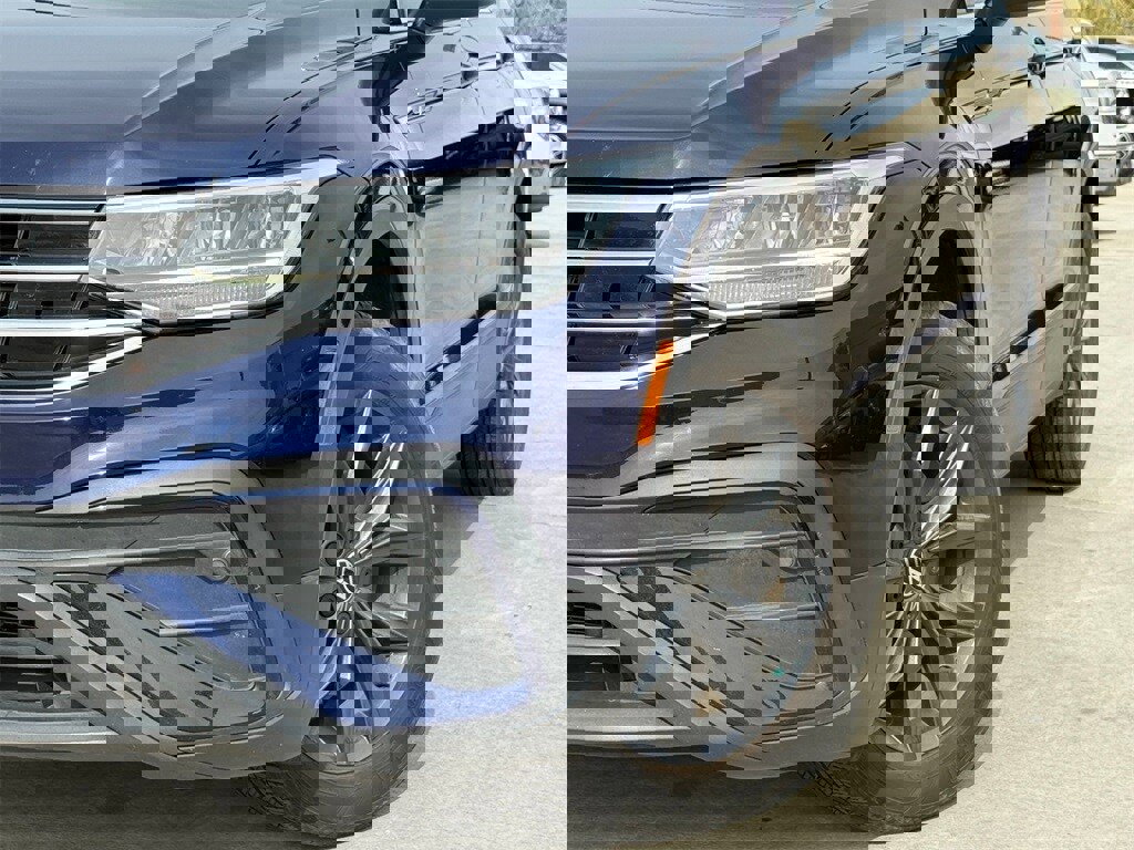 Certified 2022 Volkswagen Tiguan SE w/ Panoramic Sunroof Package image 2