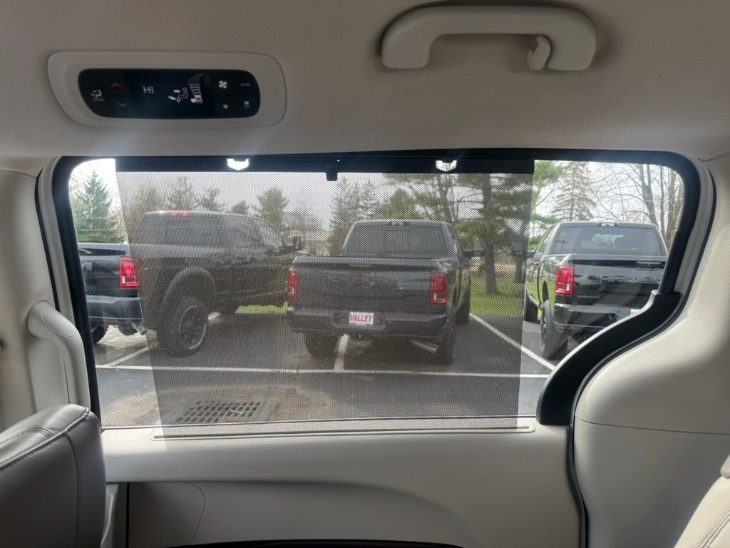 Used 2018 Chrysler Pacifica Touring-L image 42