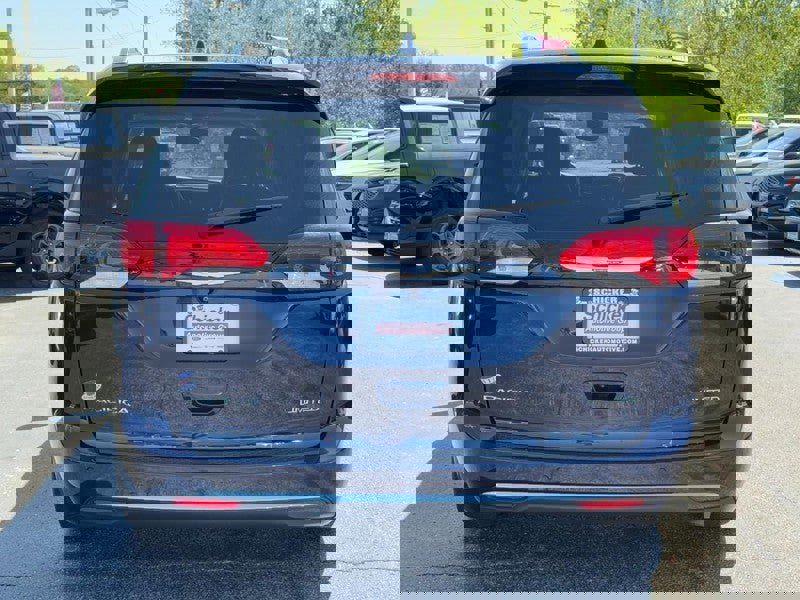 Used 2019 Chrysler Pacifica Limited w/ Tire & Wheel Group image 4