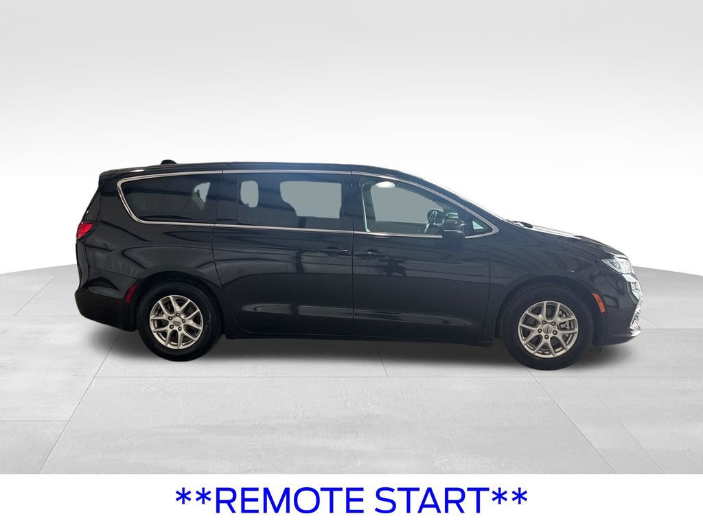 Used 2023 Chrysler Pacifica Touring-L FWD image 9