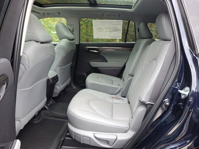 New 2025 Toyota Highlander Platinum image 12