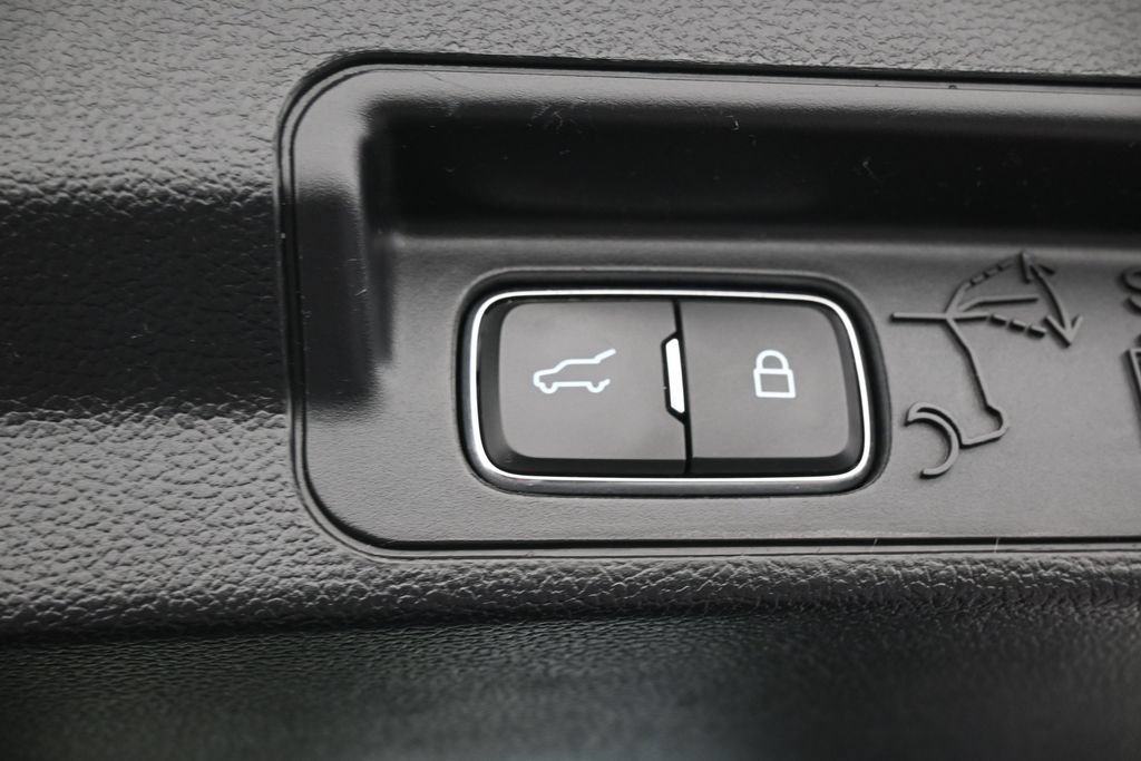 Used 2020 Ford Explorer XLT w/ Equipment Group 202A AWD/4WD image 34