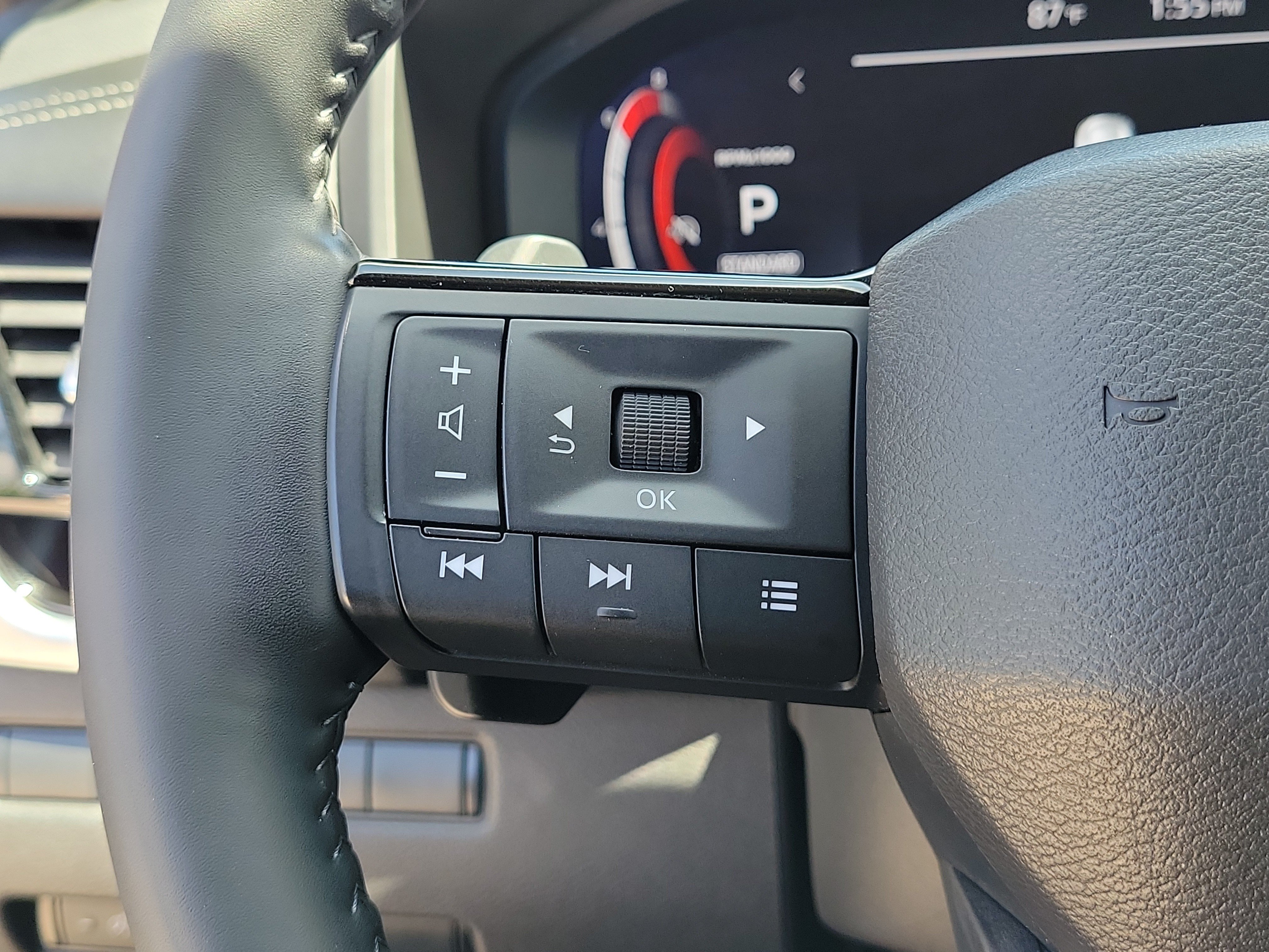 Certified 2025 Nissan Rogue SL FWD image 24