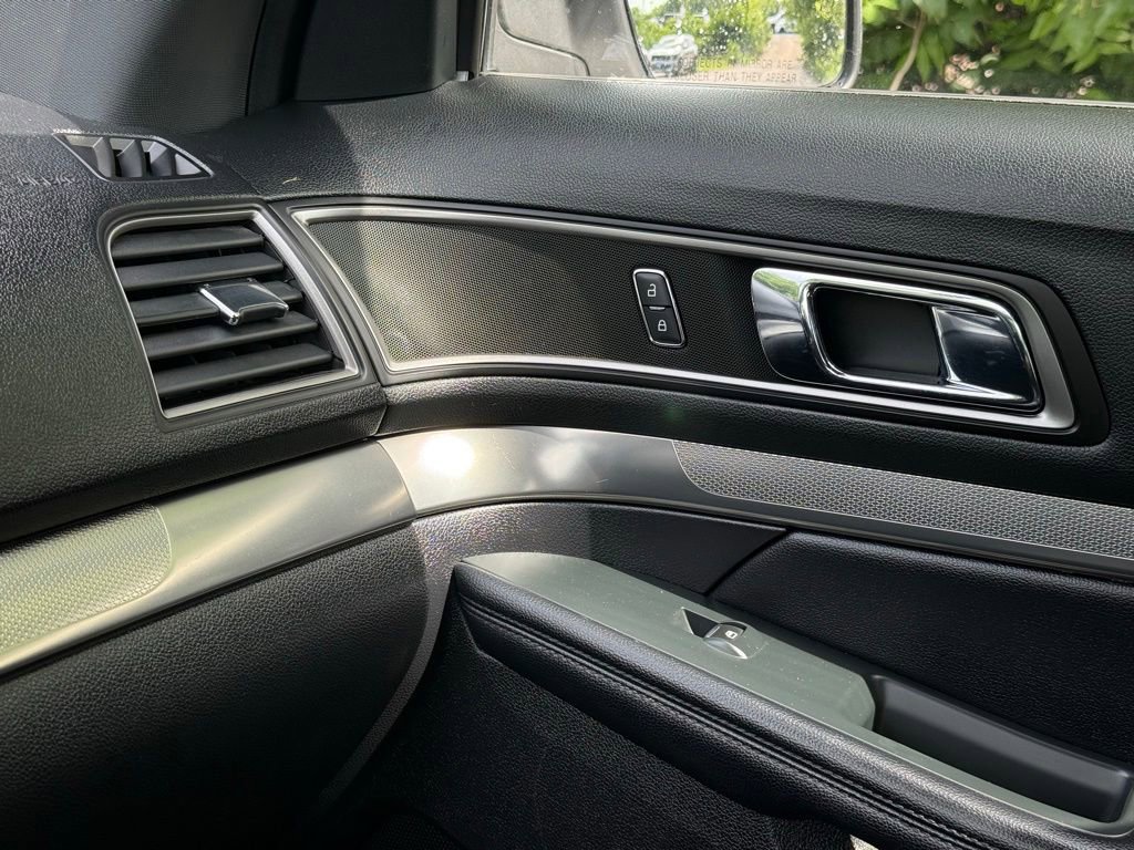 Used 2018 Ford Explorer XLT w/ Equipment Group 202A AWD/4WD image 50