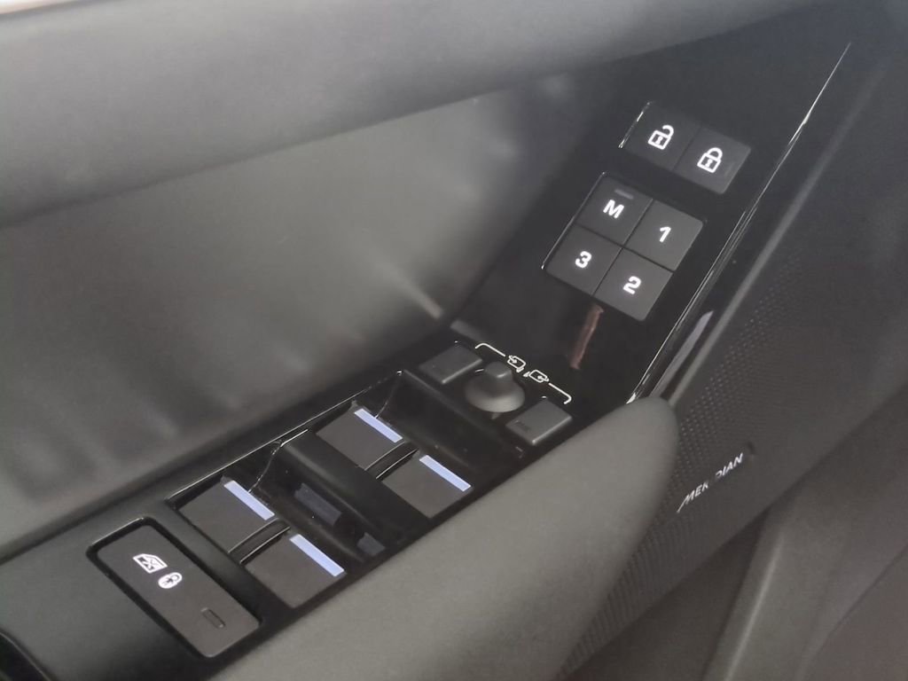Used 2025 Land Rover Range Rover Velar Dynamic SE image 31