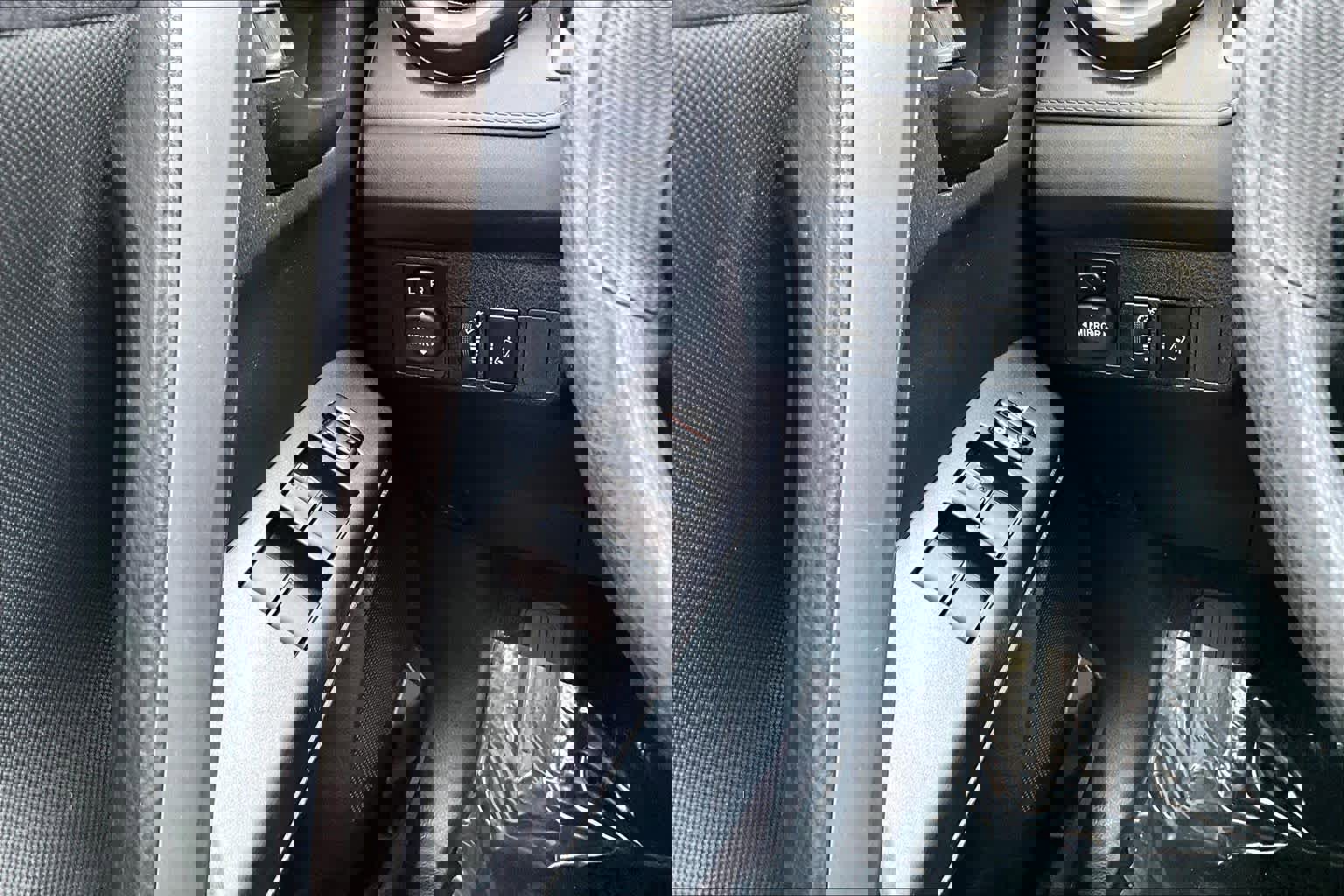 Used 2018 Toyota RAV4 LE image 31