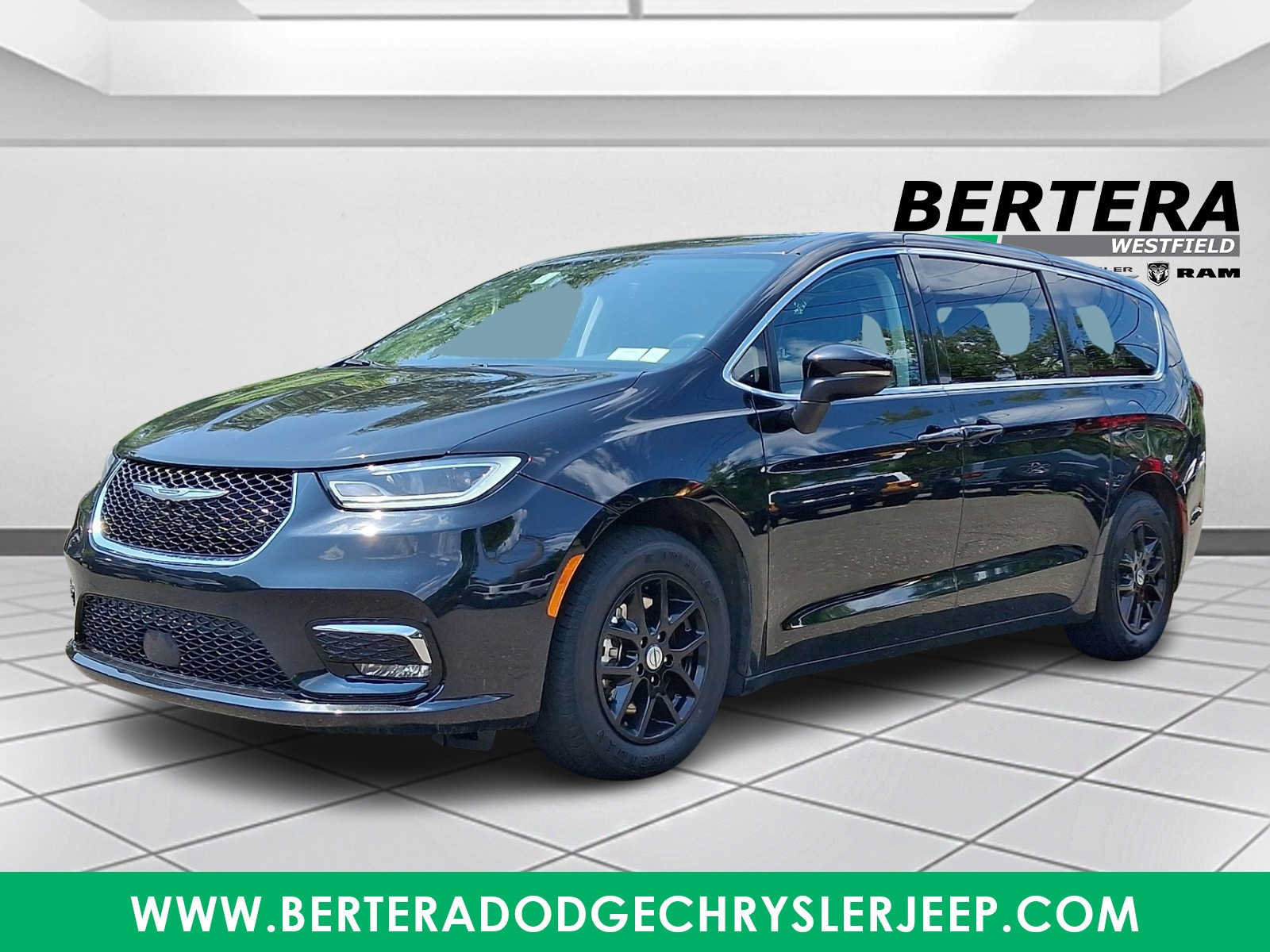Used 2023 Chrysler Pacifica Touring-L FWD image 3