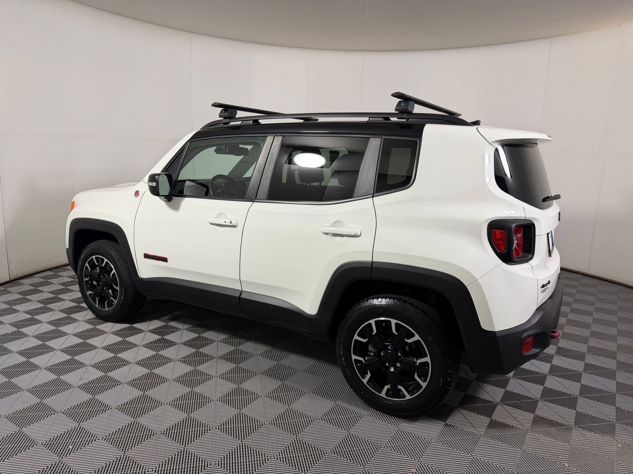 Used 2023 Jeep Renegade Trailhawk w/ Trailhawk Elite Group AWD/4WD image 2