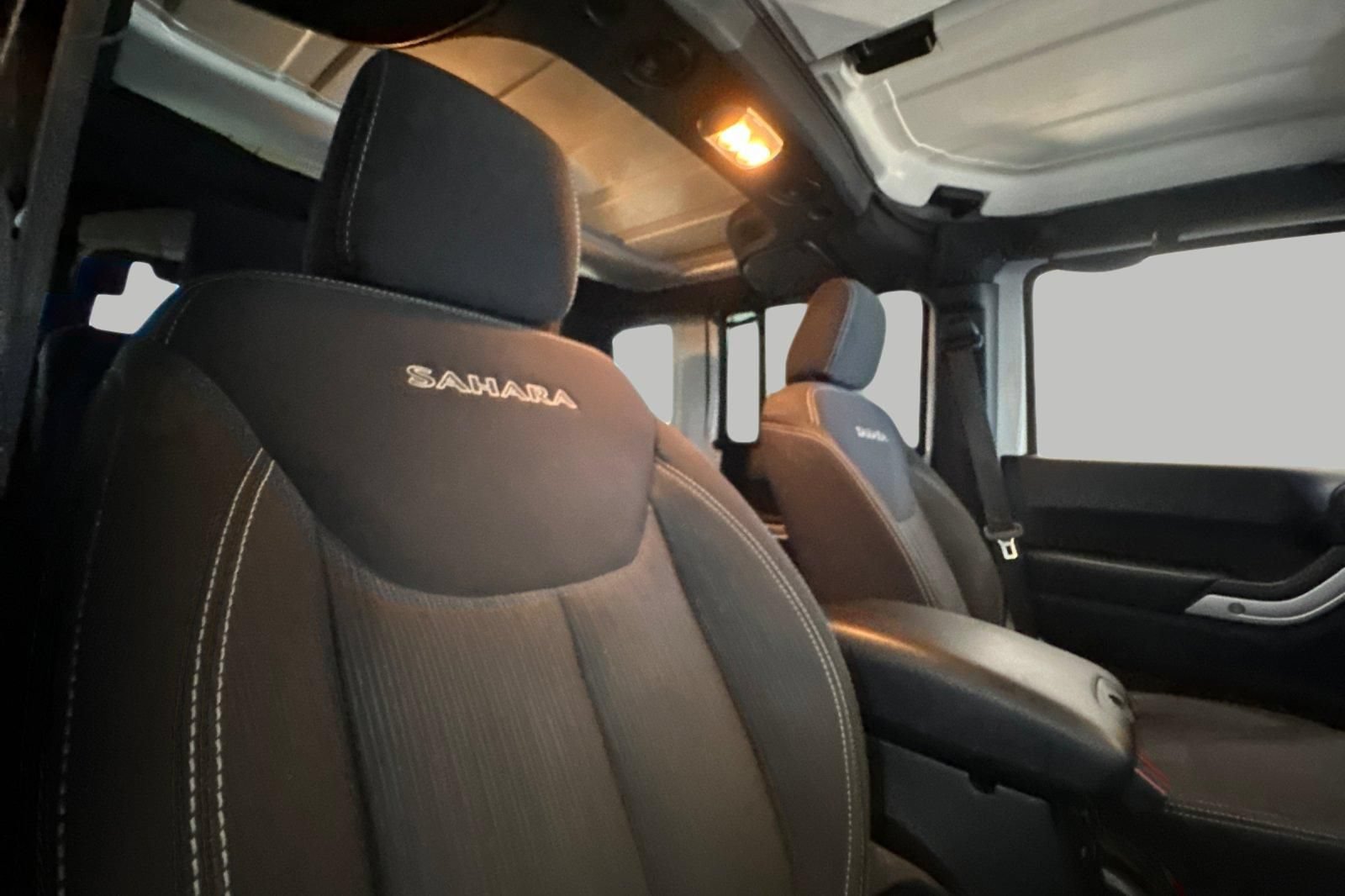 Used 2017 Jeep Wrangler Unlimited Sahara w/ Connectivity Group AWD/4WD image 18
