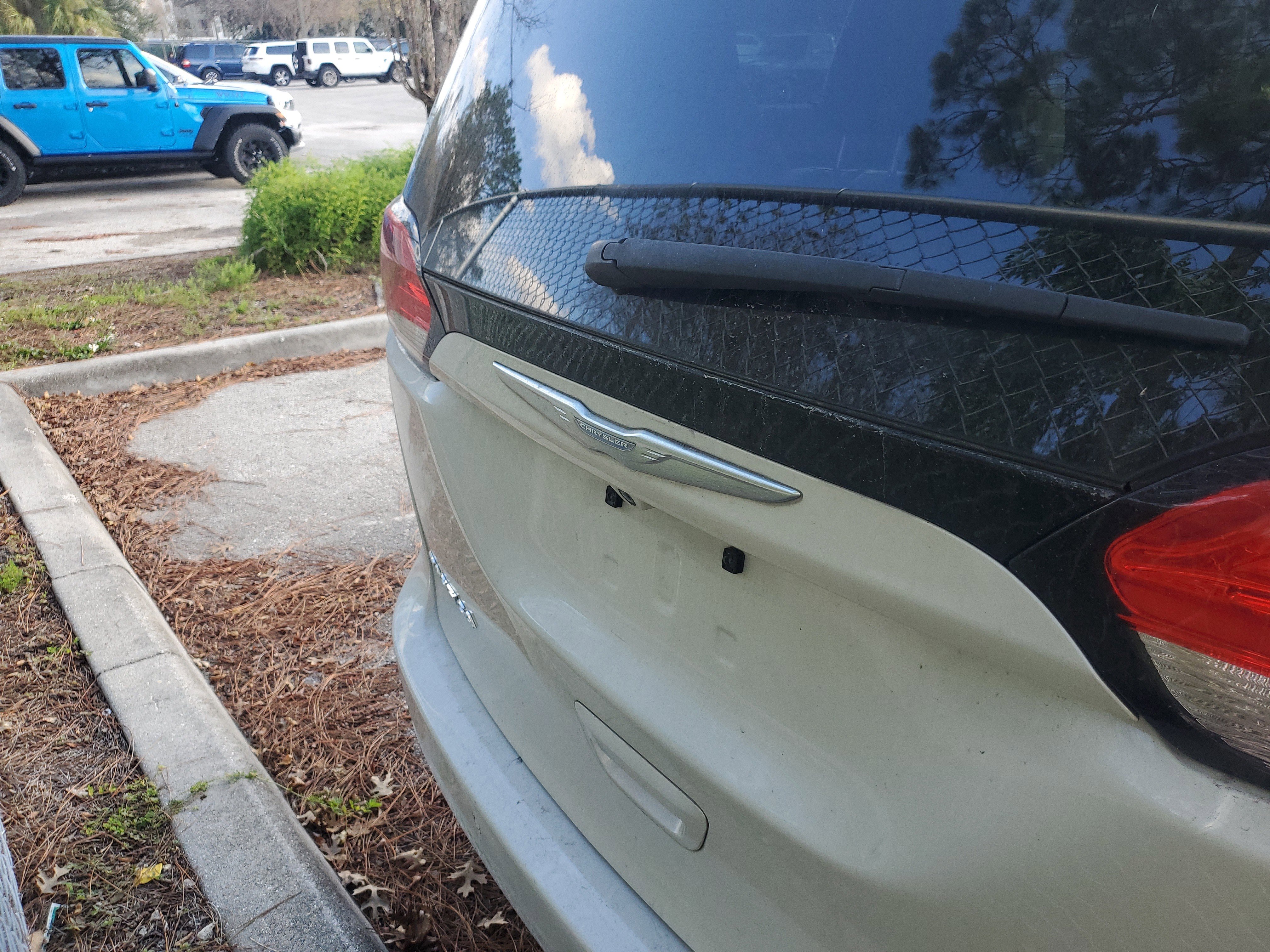 Used 2017 Chrysler Pacifica Touring-L image 4